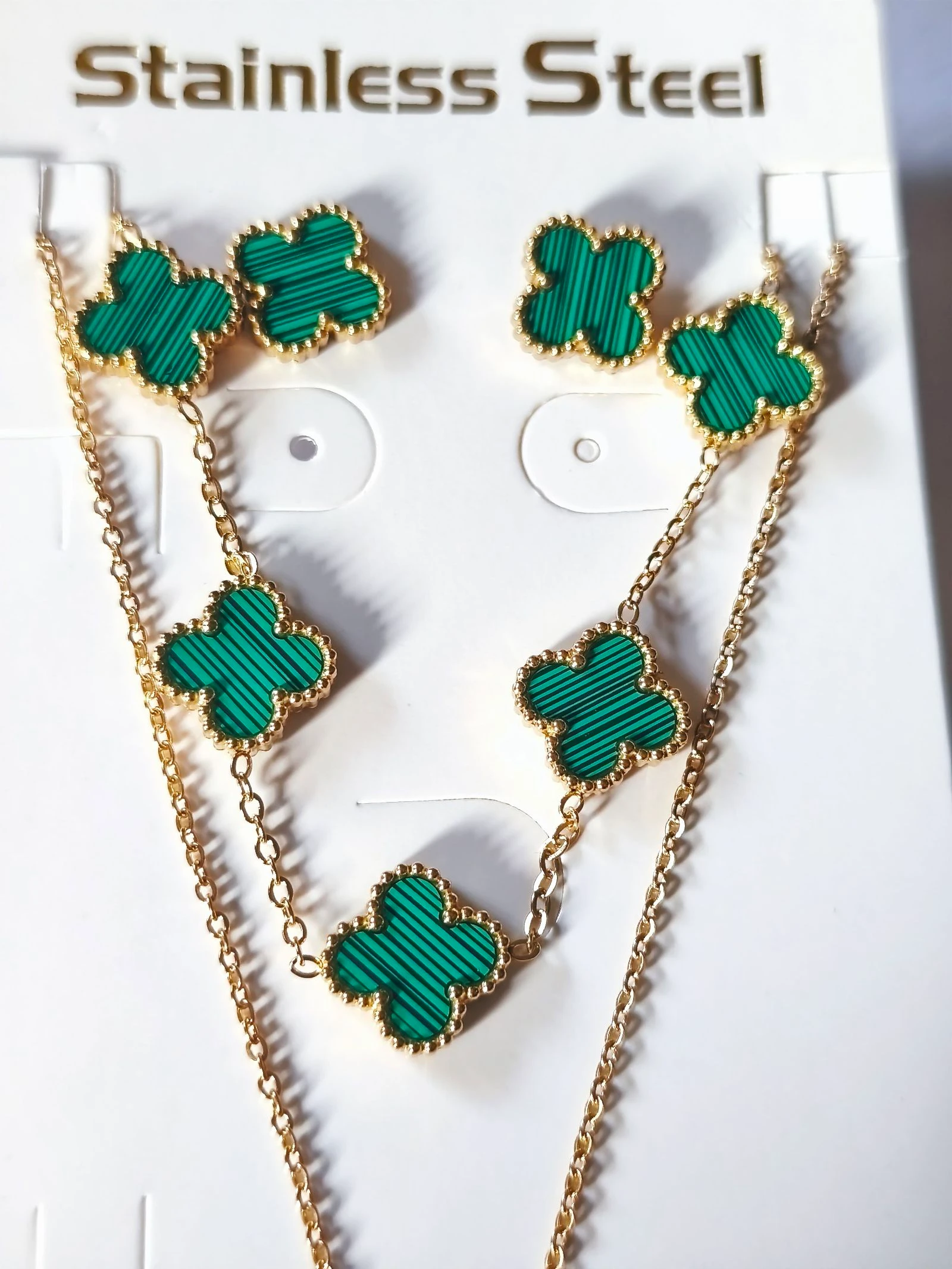 Conjunto de trevo verde malaquita com gargantilha pulseira e brincos em corrente dourada de aço – photo 3